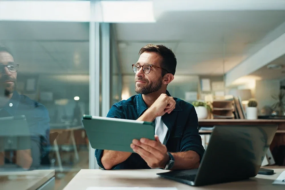 Marchand de biens en pleine réflexion pour choisir le statut juridique idéal de son entreprise d'achat revente