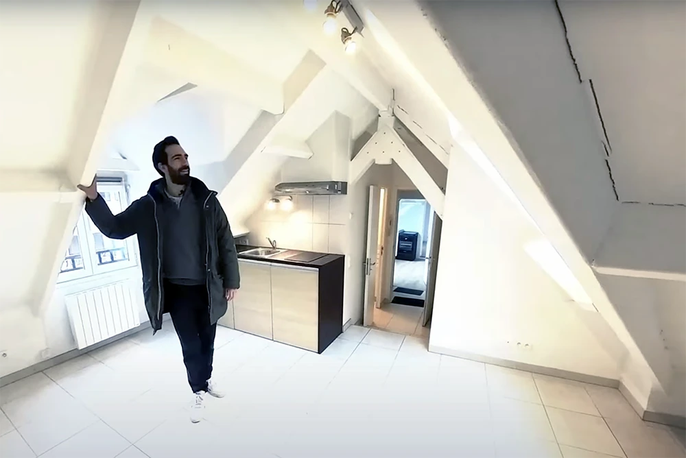 Visite d'un appartement sous les combles