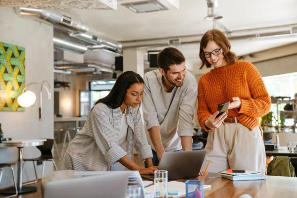 Marchand de biens coordonnant son équipe pour une opération immobilière rentable