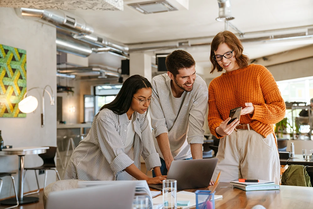 Marchand de biens coordonnant son équipe pour une opération immobilière rentable