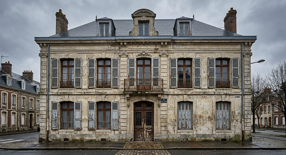 Façade de la Villa des Terrasses au Havre avant rénovation - maison bourgeoise atypique acquise par un marchand de biens à 220 000 €